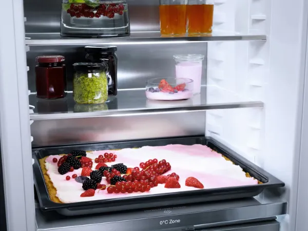 Miele K 7747 C Integrated Fridge with PerfectFresh Pro and DynaCool_shelves