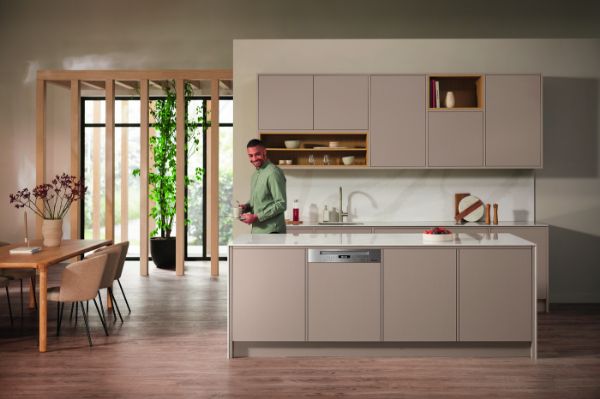 Miele G7210 Sci Full Size Semi Integrated Dishwasher in Stainless Steel/CleanSteel_room view