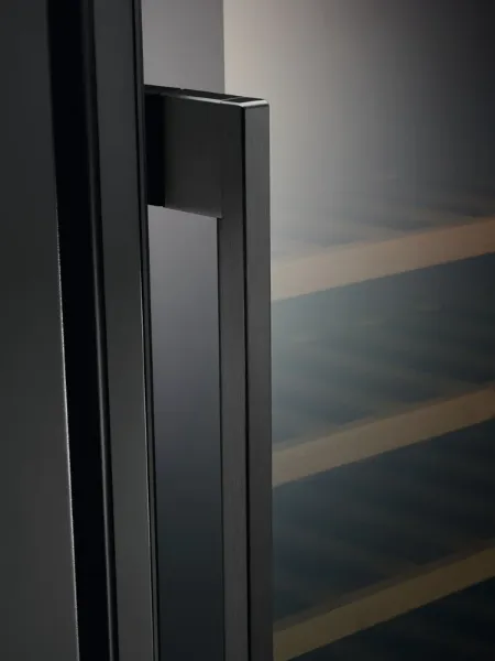 AEG AWS4020B5B 5000 Integrated Wine Cooler_Handle Detail